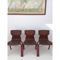 Vintage schoolstoeltjes met bordeauxrode pootjes nr 150